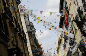 ep ambiente en el barrio madrileno de malasana con decoracion para una celebracion atipica del