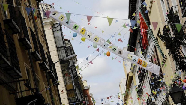 ep ambiente en el barrio madrileno de malasana con decoracion para una celebracion atipica del