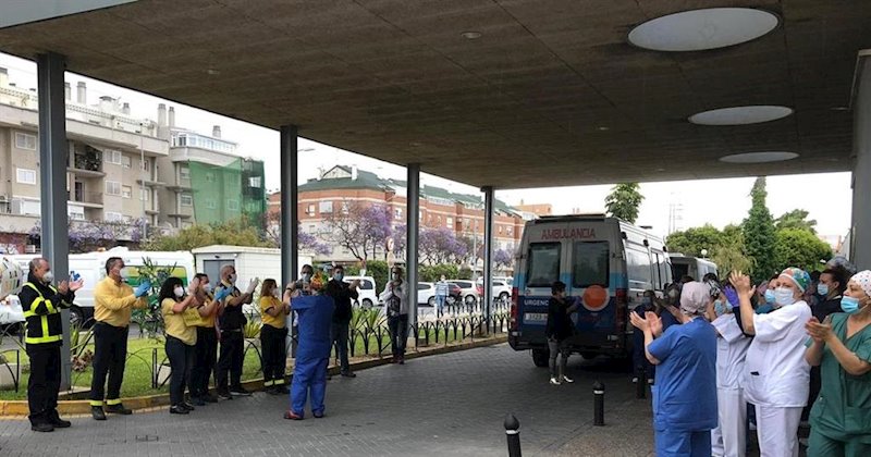 ep aplausos mutuos entre carteros y sanitarios del hospital clinico de malaga ep aplausos mutuos entre carteros y sanitarios del hospital clinico de malaga
