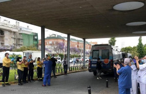 ep aplausos mutuos entre carteros y sanitarios del hospital clinico de malaga