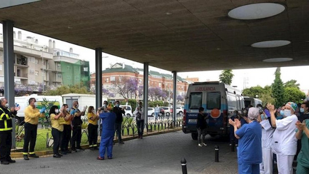ep aplausos mutuos entre carteros y sanitarios del hospital clinico de malaga