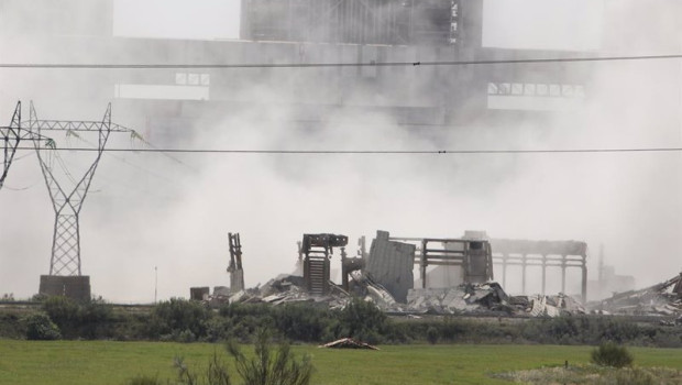 ep archivo   humo durante una voladura de las torres de refrigeracion de la central termica del
