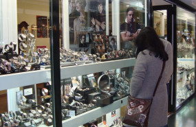ep archivo   personas mirando el escaparate de una joyeria