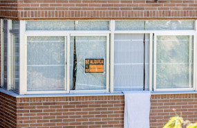 ep archivo   un cartel anunciando el alquiler de una vivienda en madrid