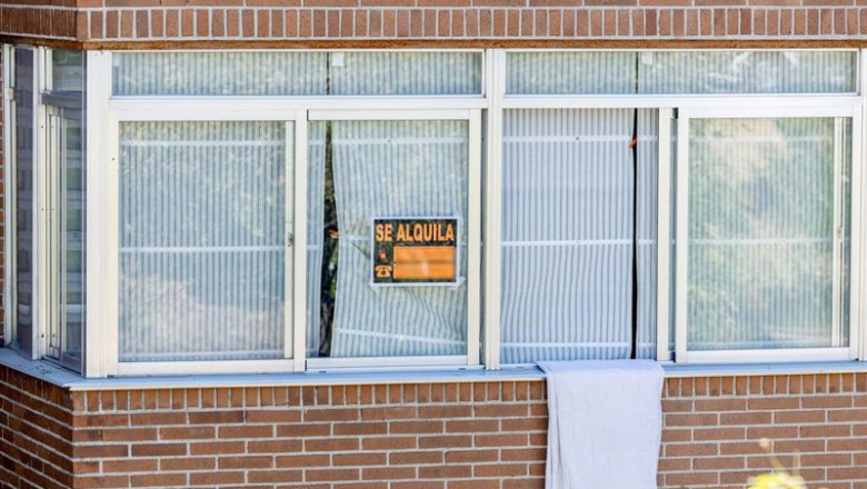 ep archivo   un cartel anunciando el alquiler de una vivienda en madrid
