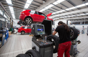 ep archivo   un empleado manipula un vehiculo en un taller en vitoria gasteiz alava euskadi espana a