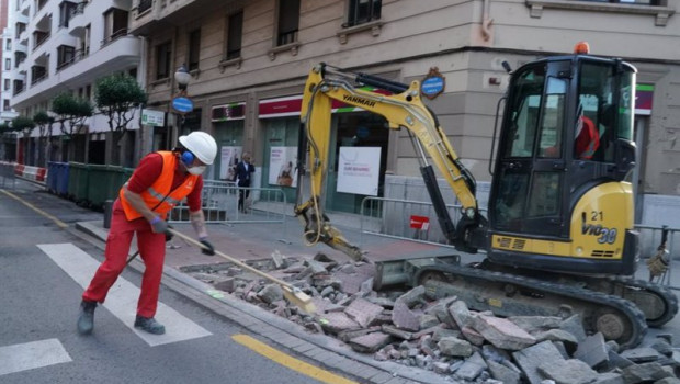 ep archivo   un operario trabaja junto a una maquina en la obra de una calle