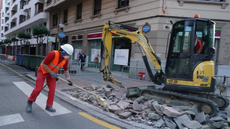 Archivo - Un operario trabaja junto a una máquina en la obra de una calle | H.Bilbao - Europa Press - Archivo ep archivo un operario trabaja junto a una maquina en la obra de una calle