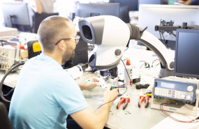 ep archivo   un tecnico trabaja en un laboratorio