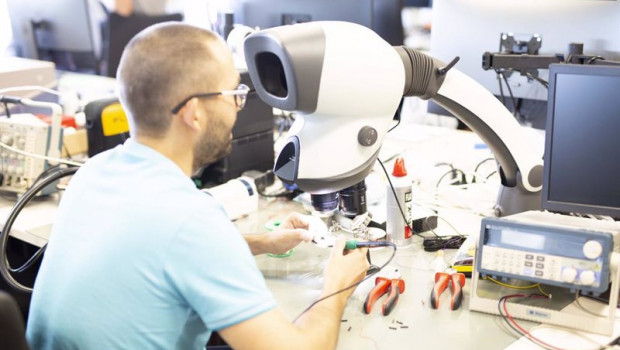 ep archivo   un tecnico trabaja en un laboratorio