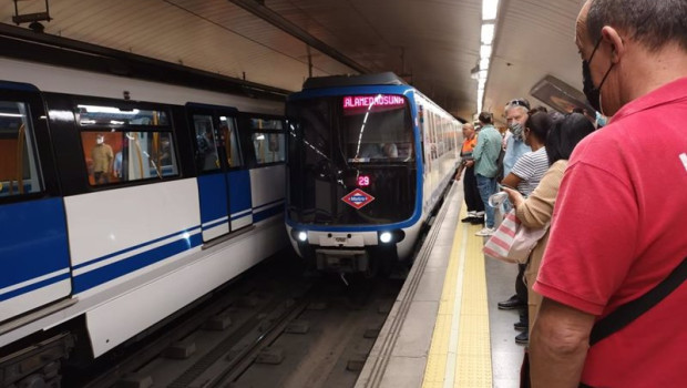 ep archivo   un tren llega a la estacion de la linea 5 de metro de madrid