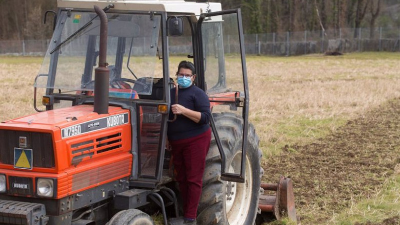 ep archivo una mujer lola martinez ara con marcarilla en su tractor para plantar patatas en su ep archivo una mujer lola martinez ara con marcarilla en su tractor para plantar patatas en su