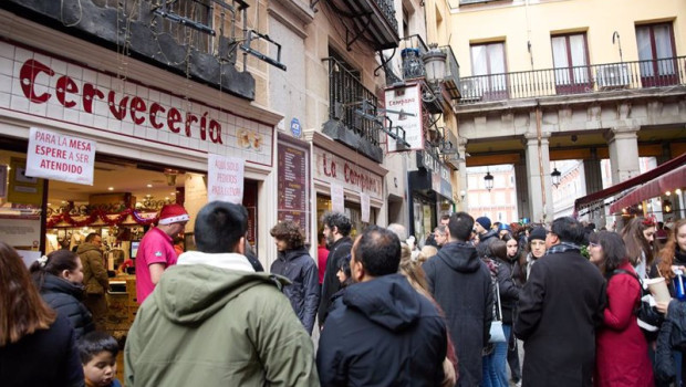 ep archivo varias personas en las inmediaciones de un bar ep archivo varias personas en las inmediaciones de un bar