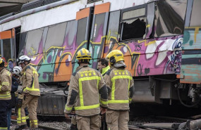 ep archivo   varios bomberos trabajan en la zona de la via donde tuvo lugar el accidente a 21 de