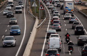 ep archivo   varios coches circulan por la autovia a3 en madrid espana