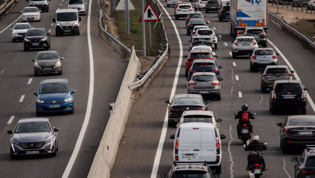 ep archivo   varios coches circulan por la autovia a3 en madrid espana