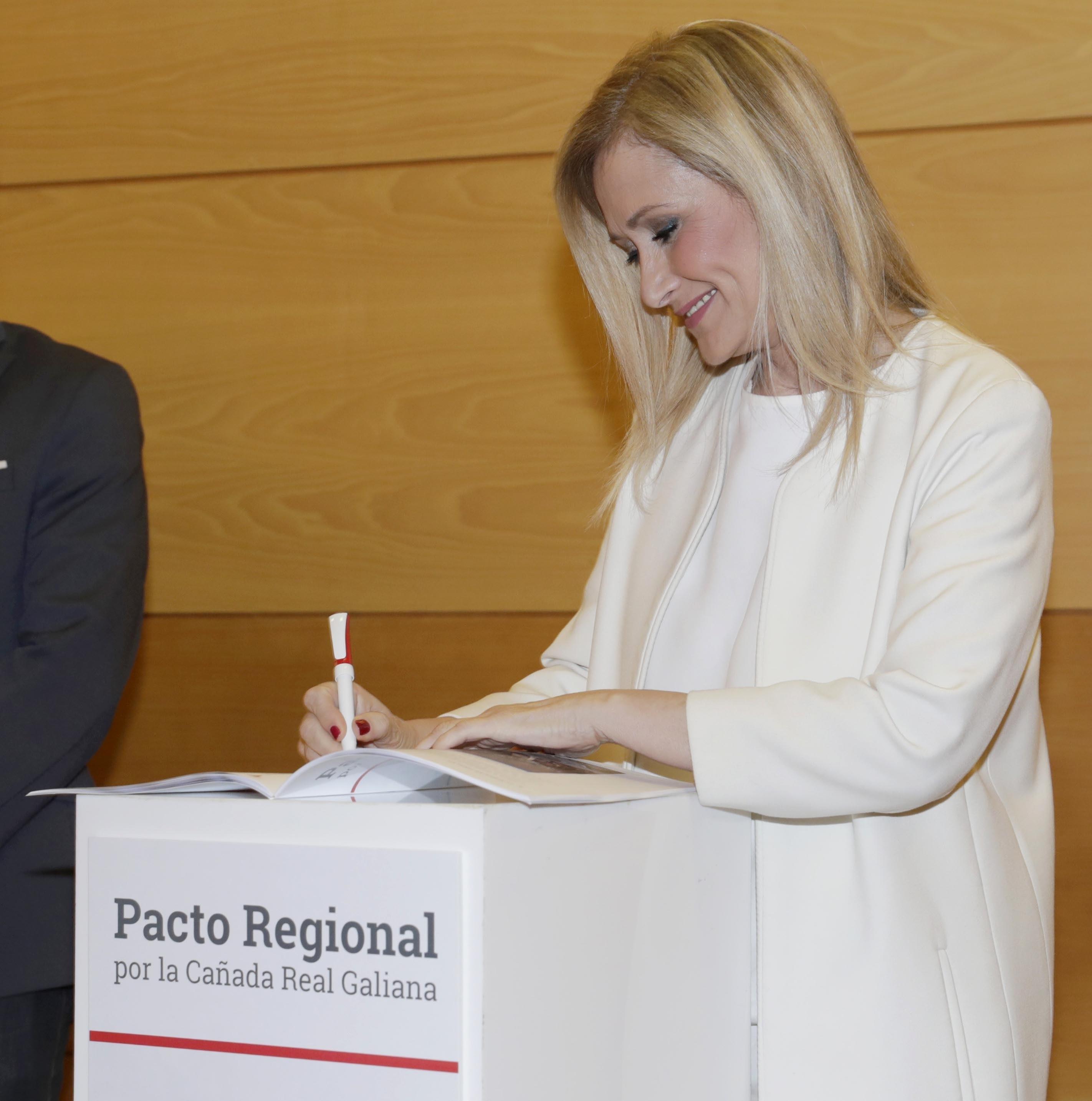 CIFUENTES FIRMA EL PACTO REGIONAL POR LA CAÑADA REAL GALIANA CON LOS ALCALDES DE | D.SINOVA/COMUNIDAD DE MADRID ep cifuentes firmapacto regionalla canada real galianalos alcaldes de