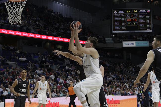 Doncic anotando de dos esquivando al pivot del Brose Bamberg Dejan Musli | EUROPA PRESS - Archivo ep doncic anotandodos esquivandopivotbrose bamberg dejan musli