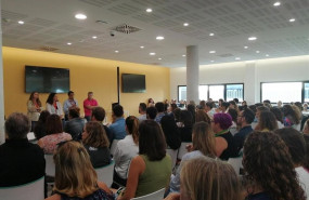 ep el conseller de modelo economico turismo y trabajo del govern iago negueruela y la directora
