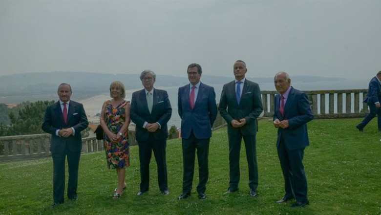 El presidente de la CEOE, Antonio Garamendi, con el presidente de la CEG, Juan Manuel Vieites, y representantes de la patronal gallega | GUSTAVO DE LA PAZ - EUROPA PRESS ep el presidente de la ceoe antonio garamendi con el presidente de la ceg juan manuel vieites y