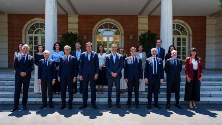 ep el presidente del gobierno pedro sanchez c el president de la generalitat de catalunya salvador