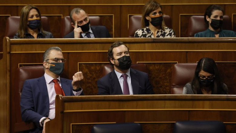 (I-D) El secretario general de Vox, Javier Ortega-Smith; el portavoz parlamentario de Vox, Iván Espinosa de los Monteros; y la portavoz de Vox en el Congreso de los Diputados, Macarena Olona, en una sesión plenaria, en el Congreso | Isabel Infantes - Europa Press ep i d el secretario general de vox javier ortega smith el portavoz parlamentario de vox ivan
