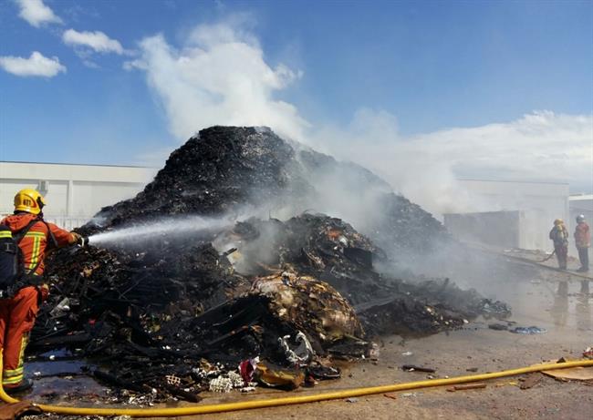 Incendio en una nave de Picassent | CONSORCIO BOMBEROS VALENCIA ep incendiouna navepicassent