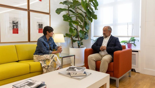 ep la ministra de vivienda y agenda urbana isabel rodriguez con el presidente de la conferencia de