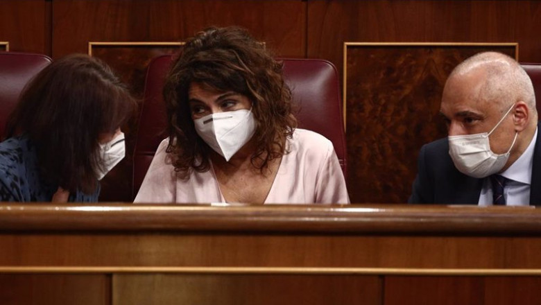 La portavoz parlamentaria del PSOE, Adriana Lastra, conversa con la ministra portavoz y de Hacienda, María Jesús Montero, y el secretario general del Grupo Socialista en el Congreso, Rafael Simancas, durante una sesión plenaria celebrada en el Congreso | EUROPA PRESS/E. Parra. POOL - Europa Press ep la portavoz parlamentaria del psoe adriana lastra conversa con la ministra portavoz y de hacienda