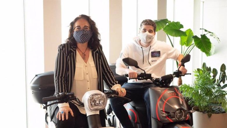 La presidenta de AMTU, Aurora Carbonell, y el ceo de SEAT:Code, Carlos Buenosvinos. | AMTU Y SEAT:CODE ep la presidenta de amtu aurora carbonell y el ceo de seatcode carlos buenosvinos