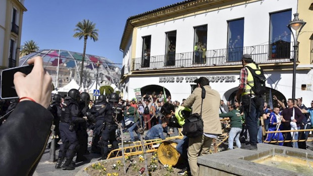ep momentos de tension entre agricultores y policias