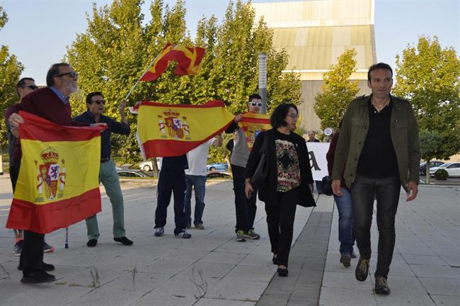 Pablo Muñoz a su entrada en la Asamblea de Unidos Podemos. | EUROPA PRESS ep pablo munozsu entradala asambleaunidos podemos