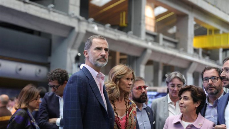 El Rey Felipe VI y la presidenta de COTEC, Cristina Garmendia, durante la inauguración en La Nave de Madrid del festival de innovación #Imperdible_04 dedicado a los Objetivos de Desarrollo Sostenible (ODS) y el cuidado del planeta. | Jesús Hellín - Europa Press - Archivo ep rey felipe vila presidentacotec cristina garmendia duranteinauguracionla navemadridfestivalinnovacion imperdible 04 dedicadolos objetivosdesarrollo sostenible ods ycuidadoplaneta