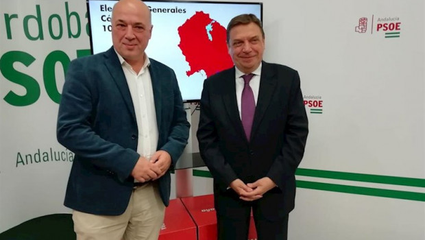 ep ruiz y planas ante un mapa de la provincia de cordoba que muestra en rojo donde ha ganado el psoe