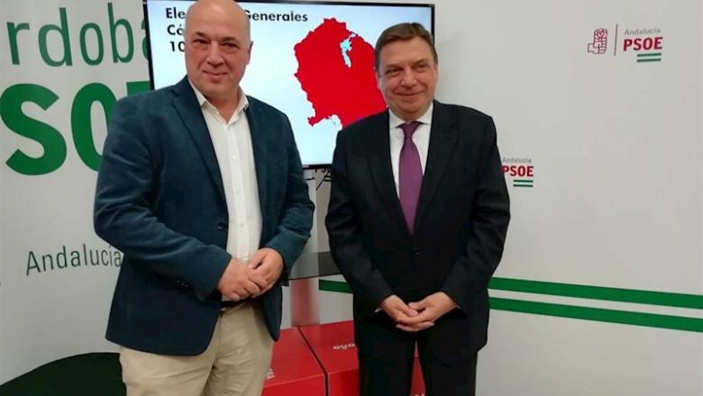 ep ruiz y planas ante un mapa de la provincia de cordoba que muestra en rojo donde ha ganado el psoe