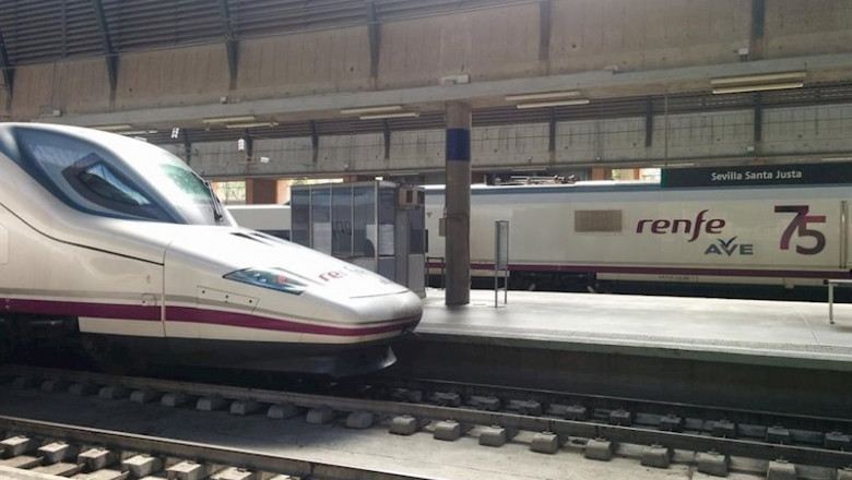 Tren AVE en la Estación de Santa Justa de Sevilla. | MINISTERIO DE TRANSPORTES, MOVILIDAD Y AGENDA URBA ep tren ave en la estacion de santa justa de sevilla