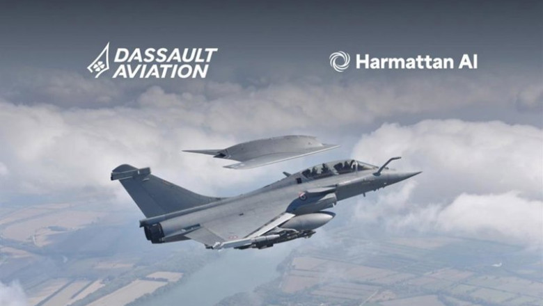 ep un avion de dassault volando junto a un dron