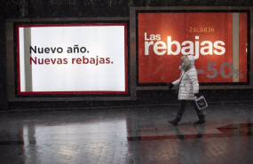 ep un escaparate en una tienda anuncia el inicio de las conocidas como rebajas de enero en madrid