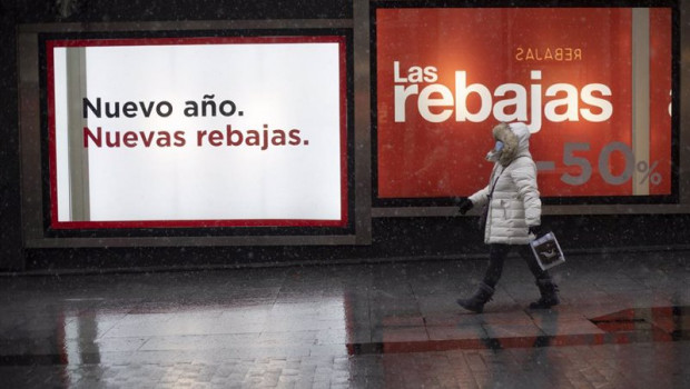 ep un escaparate en una tienda anuncia el inicio de las conocidas como rebajas de enero en madrid