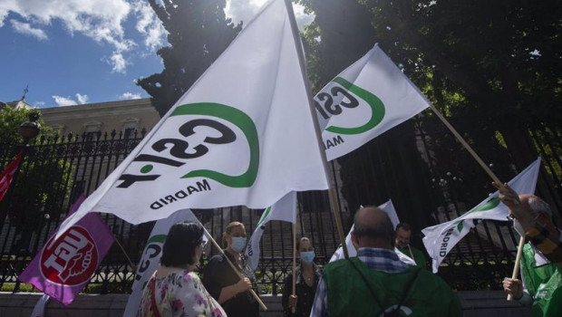ep un grupo de personas participa en una concentracion por la situacion laboral de los empleados