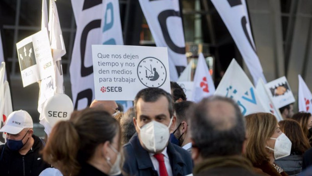 ep un grupo de personas pertenecientes a los sindicatos ccoo ugt y secb llaman a las plantillas de ep un grupo de personas pertenecientes a los sindicatos ccoo ugt y secb llaman a las plantillas de