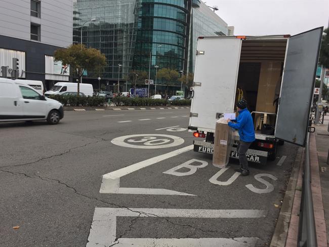Un hombre descarga un paquete de un camión | EUROPA PRESS ep un hombre descargapaqueteun camion