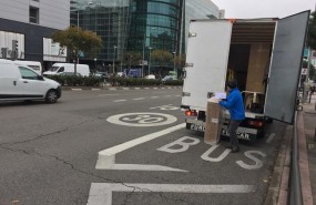 ep un hombre descargapaqueteun camion