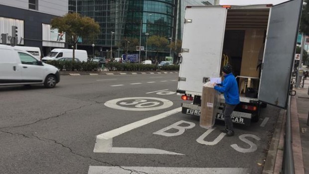 ep un hombre descargapaqueteun camion