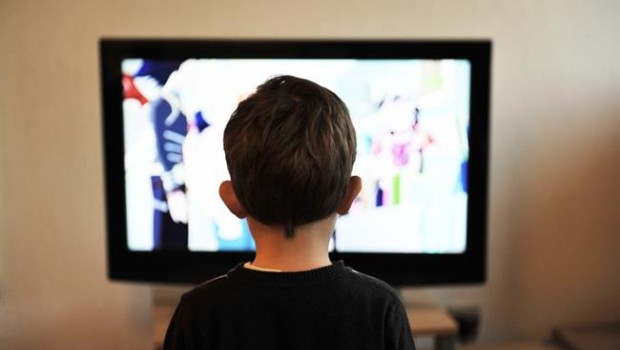 PIXABAY ep un nino delantetelevisor