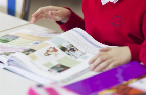 ep una escolar lee un libro de texto en su colegio de madrid