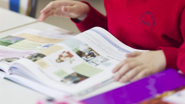 ep una escolar lee un libro de texto en su colegio de madrid