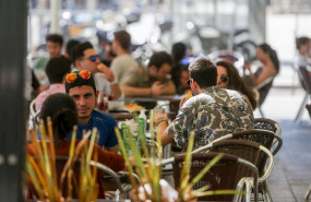 ep varias personas en una terraza de un restaurante de madrid ep varias personas en una terraza de un restaurante de madrid