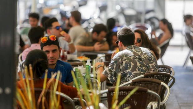 ep varias personas en una terraza de un restaurante de madrid