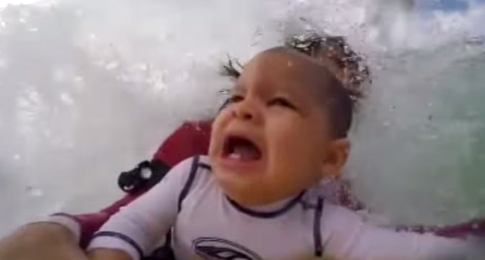 Video El Bebe Surfista Que Ha Enfrentado A Las Redes Simple Juego O Irresponsabilidad Bolsamania Com